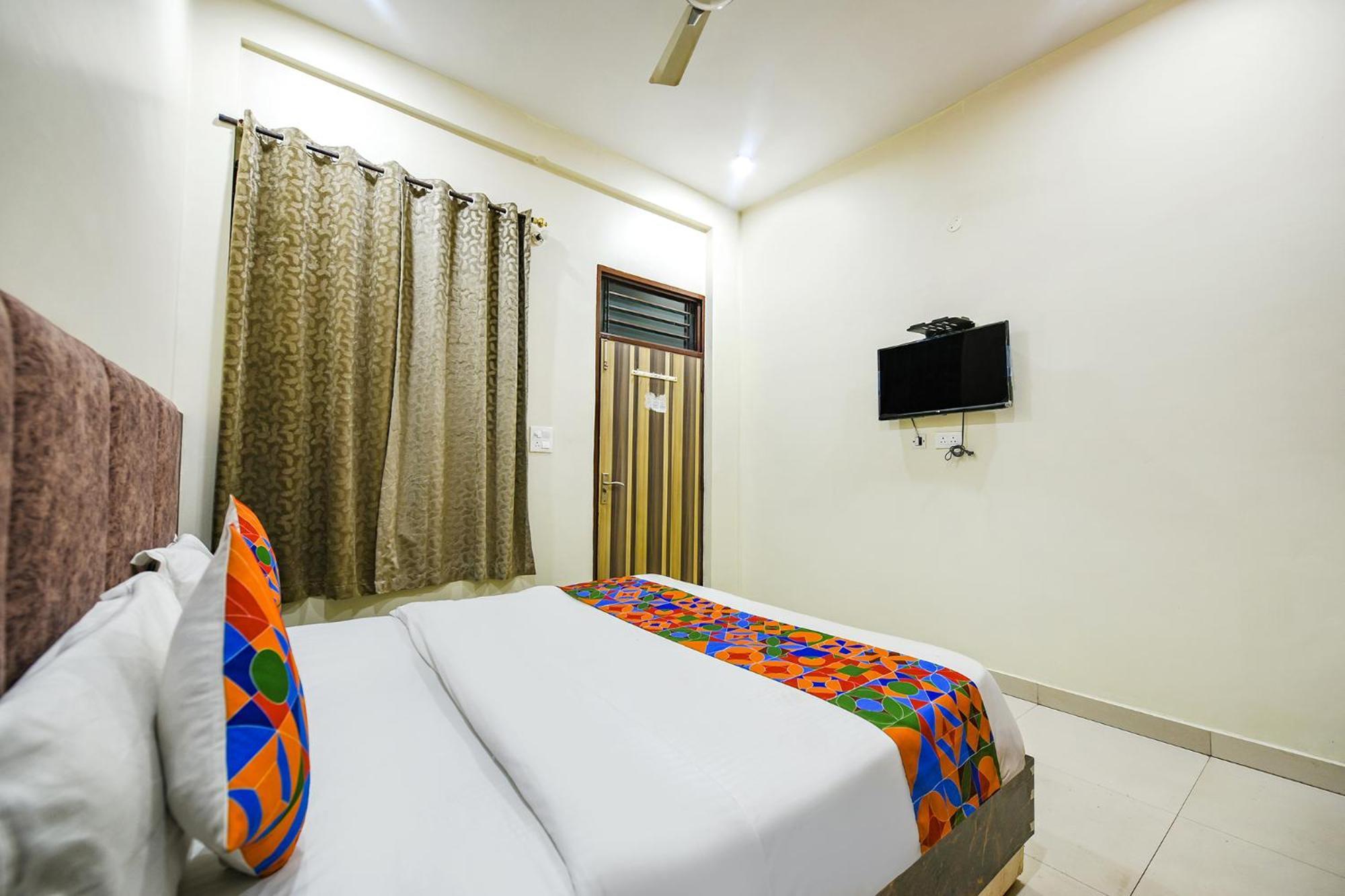OYO 8452 Hotel Galaxy Nayagaon Exterior foto