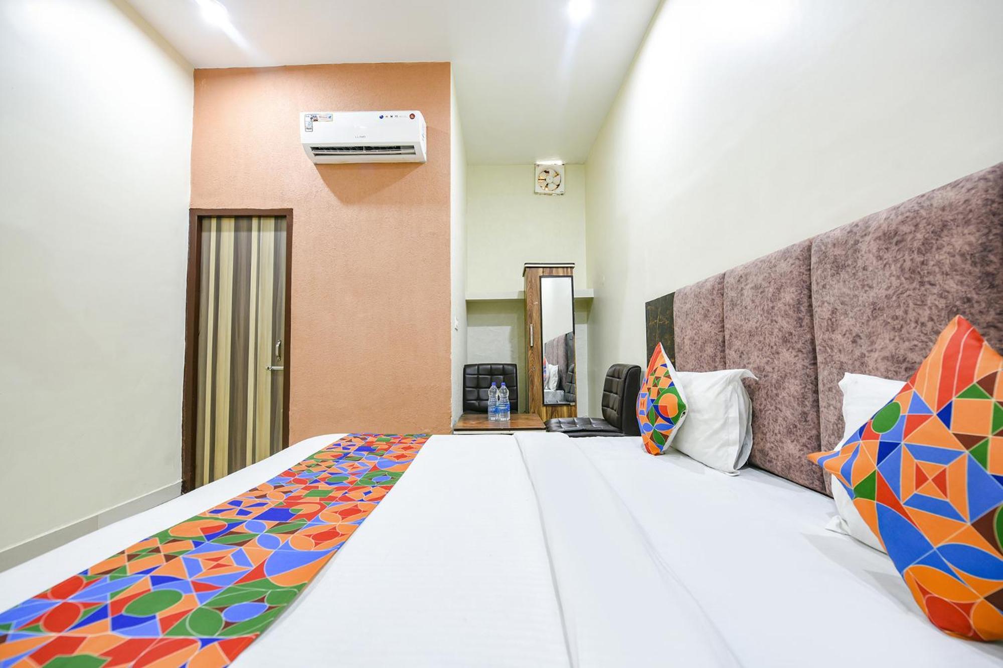 OYO 8452 Hotel Galaxy Nayagaon Exterior foto